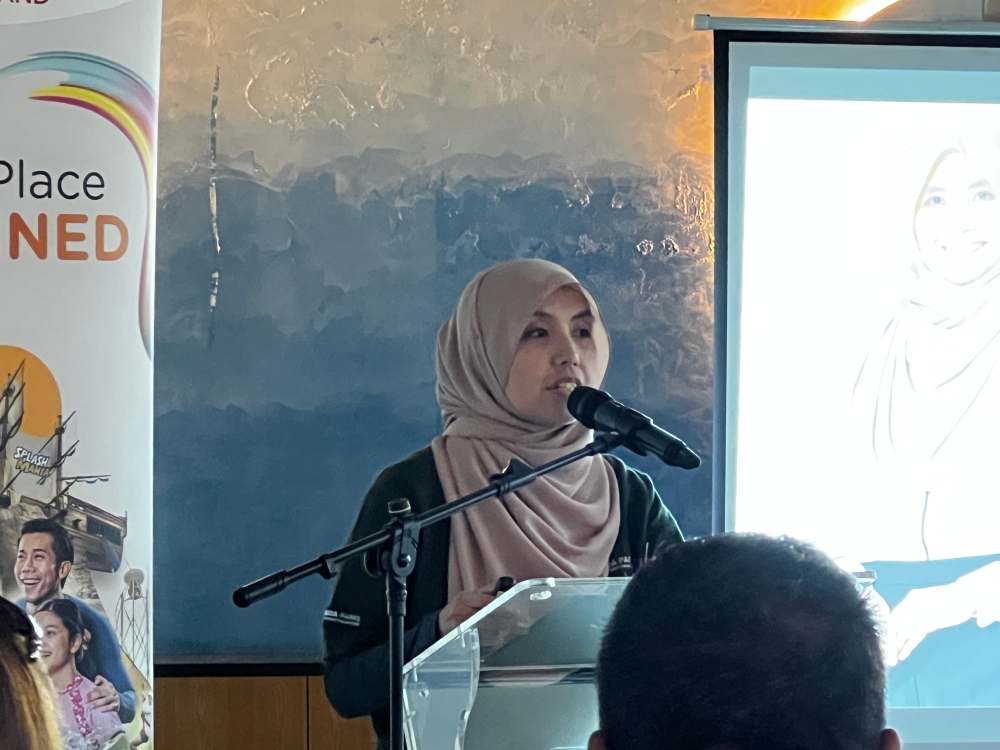 LAr. Khariza Abd Khalid说,湿地植物中心不仅能保护和恢复本地物种,还支持濒危植物和动物种群的恢复。-庄礼文摄-