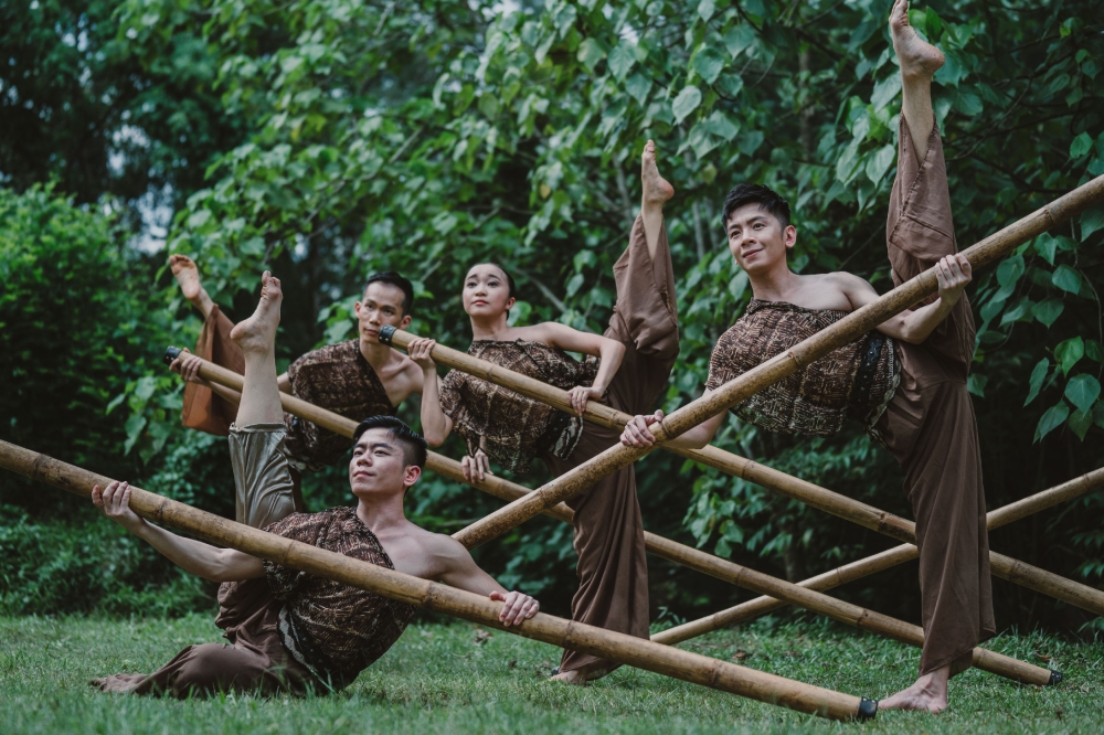 “行绿”是该舞团的25周年年度创作，以与马来半岛的原住民有关的舞蹈创作作为开场。-共享空间提供-