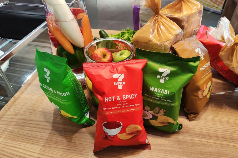 大马7-Eleven目前已推出逾200种自家产品,包括零食、坚果零食、面包等。-刘家仪摄-