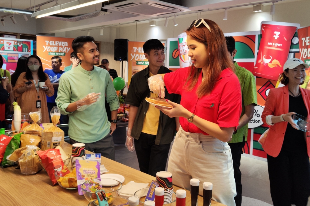 三位KOL AI Hisham、Mekyun和Quan也在活动当天发挥创意,将不同的酱料、面包、零食搭配在一起,制作出独一无二的美食。-刘家仪摄-