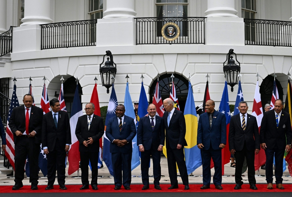 美国总统拜登（右4）周一在白宫，主持召开第二届太平洋岛国领导人峰会，跟与会各国领袖拍大合照。-法新社-