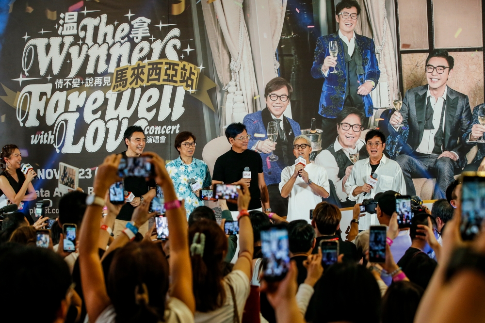 温拿乐队昨日在吉隆坡柏威年广场的正门口举办歌迷见面会，与歌迷近距离互动。-Hari Anggara摄-