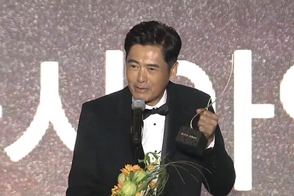 周润发从韩国影帝宋康昊手中接下“亚洲电影人奖”奖座后表示，感谢从影50年来的所有一切。-第28届釜山国际电影节开幕礼视频截图-