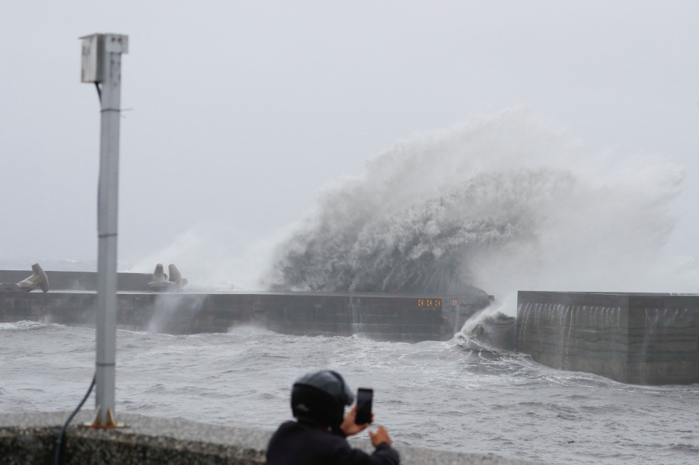 小犬台风周四通过台湾最南端，风雨从凌晨零时起转强，18个县市宣布周四停工停课。-路透社-