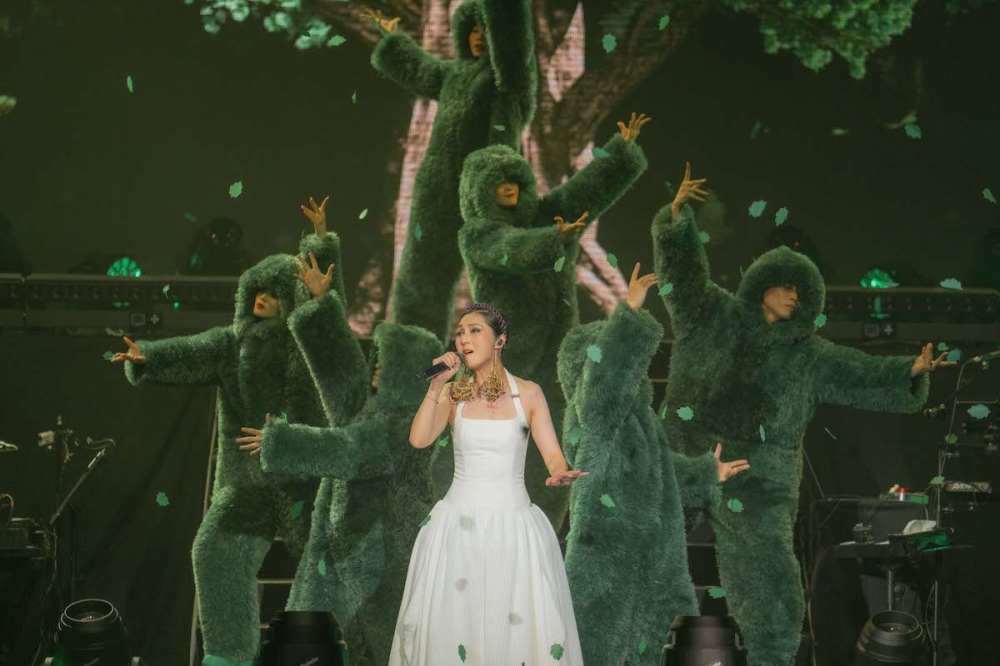 这次的演唱的概念从“树木”出发，它寓意成长和历练。-星艺娱乐提供-