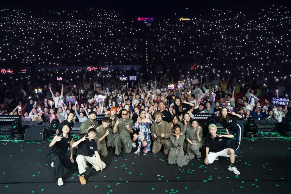 杨千嬅全程落力唱跳超过2小时30分钟，最后与粉丝大合照画下完美句点。-星艺娱乐提供-