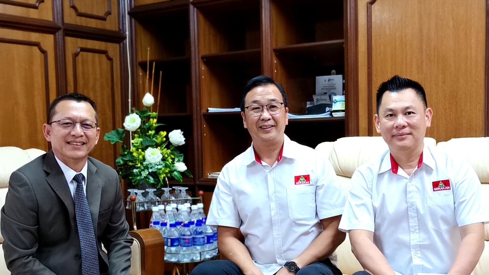 刘华才（中）与罗家荣（右）会见拉扎里，以讨论“前往登州的旅客穿着必须符合伊斯兰教规”一事。-图由罗家荣提供-
