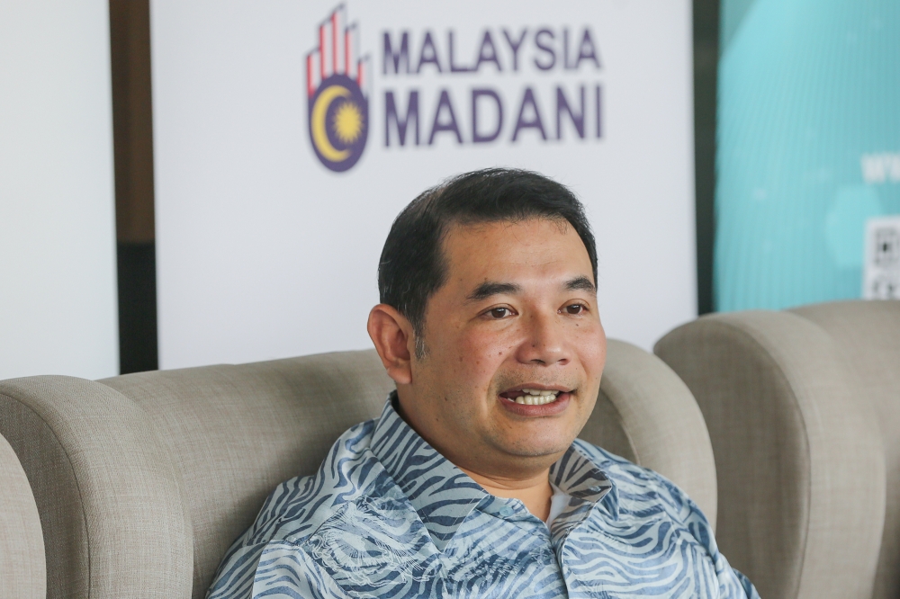 拉菲兹警告，若再不采取行动应对国际原油等能源价格高涨的问题，或导致明年我国石油产品补贴增加。-Yusof Mat Isa摄-