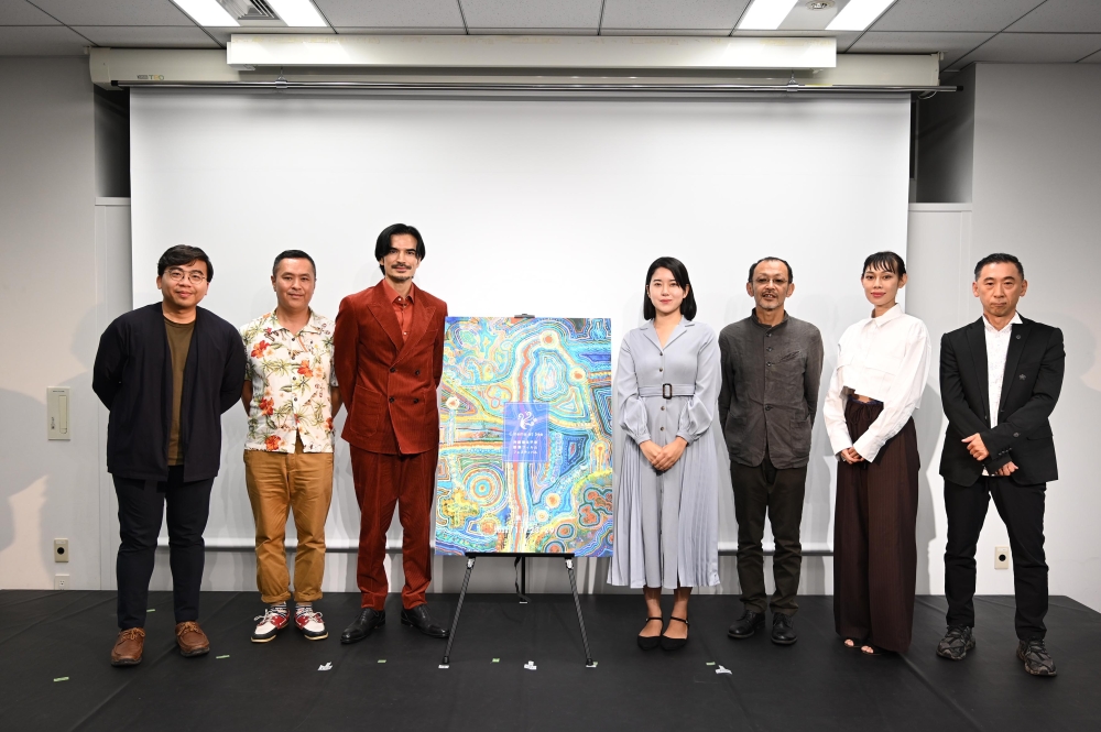 影展总监黄胤毓（左起）、开幕片导演砂入博史、影展大使尚玄、影展理事东盛爱华、竞赛片“Intimate Space”导演越川道夫及主演河野知美、影展选片团队上原辉树。 -冲绳环太平洋电影节提供-