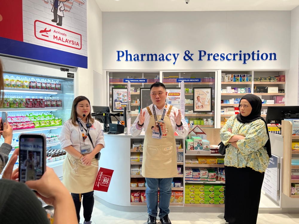 大专药剂品牌行销总监与电子商务主管李殷振药剂师表示：“我们与Sugi的独家合作, 扩展这些产品到大马，免除了需要前往日本的烦恼。”