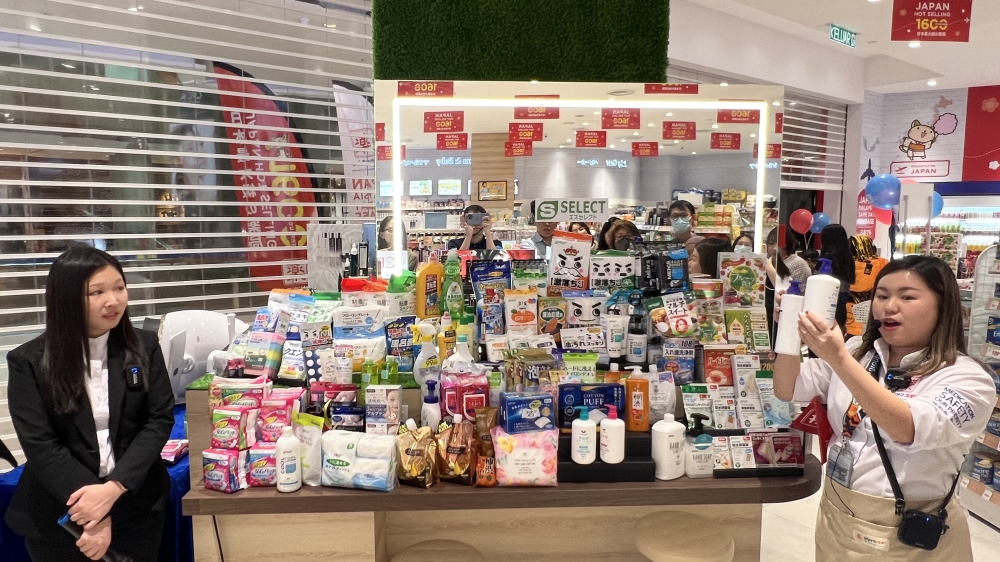 即日起至11月30日，你可到八打灵再也的The Starling Mall和柔佛新山的Paradigm购物中心的大专药剂日式药妆店享受“消费即赠品”活动。