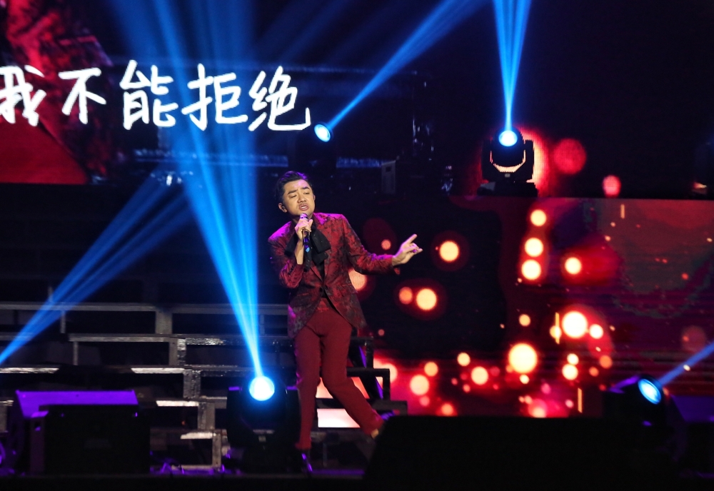 王祖蓝在模仿张学友唱《吻别》时,除了以夸张的表演风格给观众留下深刻的印象之外,还不忘搞笑说自己突然耳水不平衡,逗得在场的观众哈哈大笑。-Choo Choy May摄-