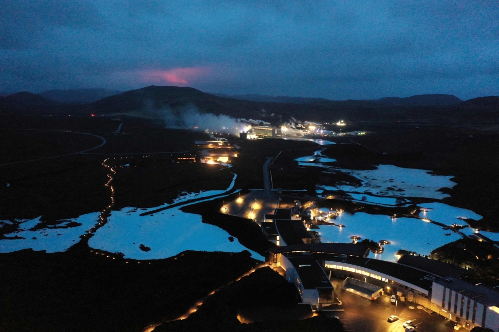 法格拉达尔火山毗邻冰岛著名旅游景点蓝湖温泉，从远处可见天空中反射了岩浆的红色微光。-法新社-