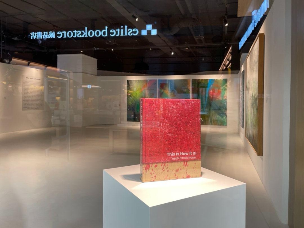 民众也能在现场浏览由意大利艺术作者Naima Morelli撰写的作品集,透过访谈与叙事写法,从日常生活的角度去理解杨子宽的艺术语言与思维。-杨子宽提供-