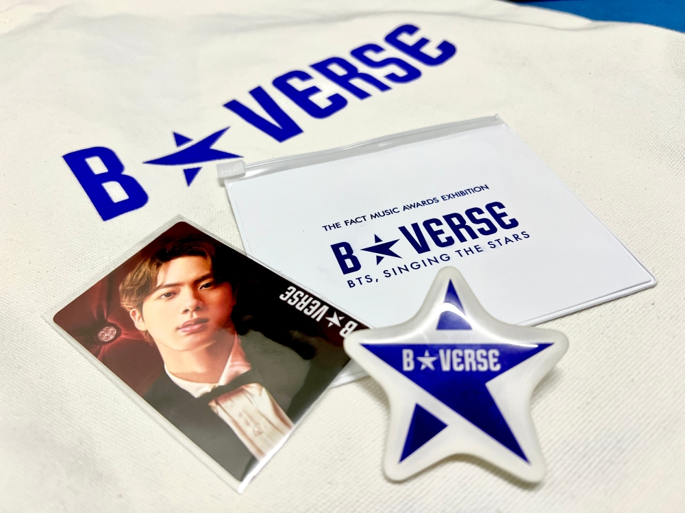 所有购票的访客都可获得一个拉链锁袋、BVERSE星星徽章和一张BTS成员照片卡。-庄礼文摄-