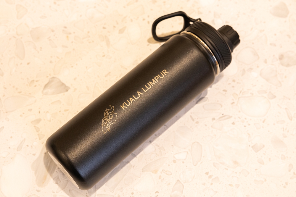 首50名光临lululemon新门店的民众,将有机会获得一款可在现场定制的lululemon水瓶。-lululemon提供-