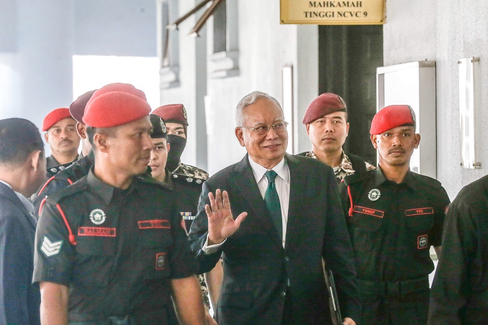 纳吉（中）被控25项涉及一马发展公司22亿8000万令吉贪污和洗黑钱案。-Sayuti Zainudin摄-