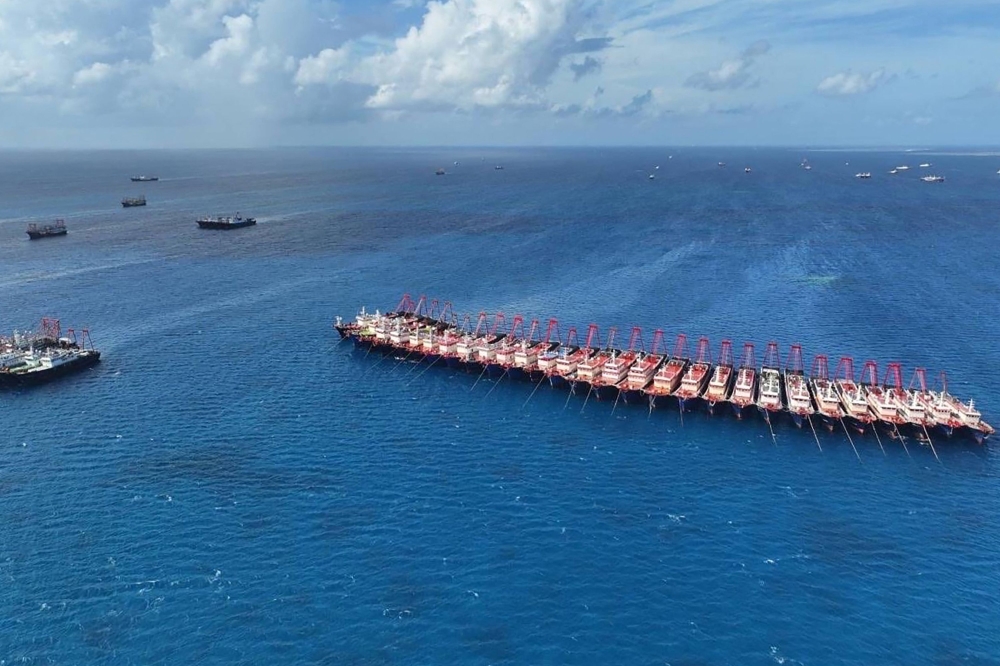 菲律宾海岸警卫队12月3日称，超过135艘中国海上民兵船只“涌入”菲中有主权争议的南海牛轭礁。-法新社-