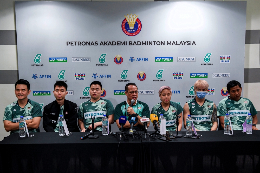 出发前往杭州征战世羽联总决赛发布会，左起男双教练陈斌生、苏伟译、谢定峰、教练总监烈西、杜依蔚、陈堂杰以及印尼混双传奇教练诺瓦。-马新社-