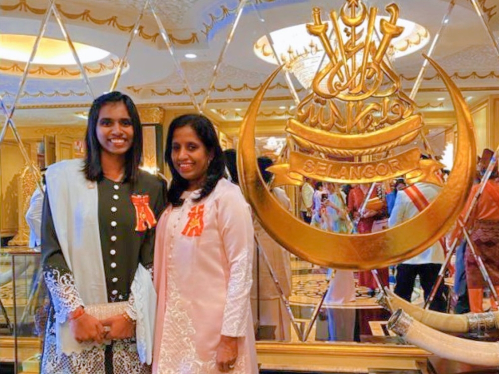 蒂娜（左）获得雪州苏丹赐封的杰出体育勋章。-摘自X平台（前推特）-