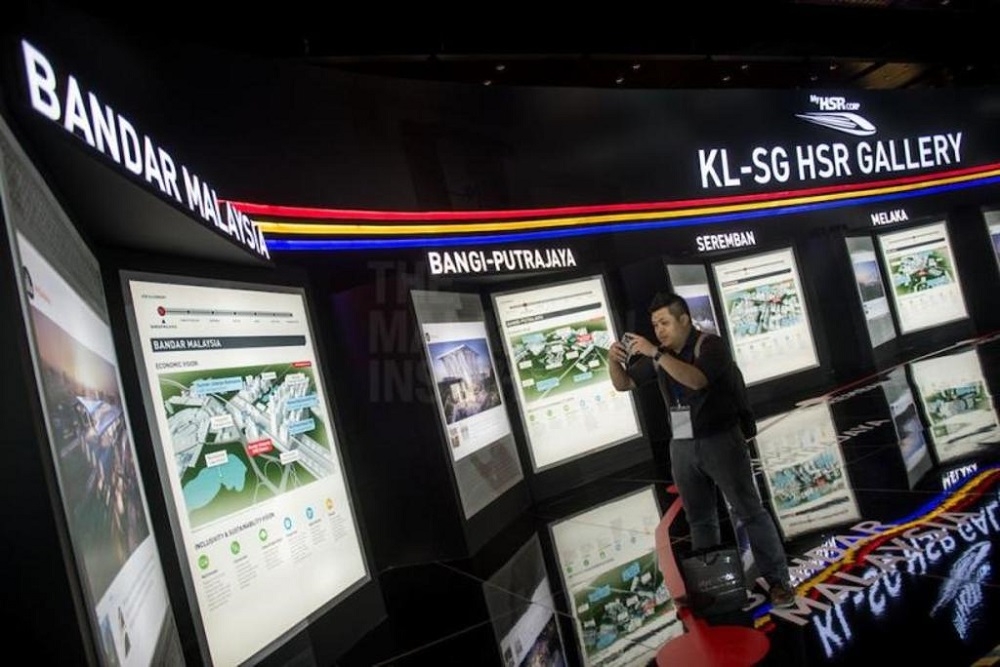 高庭批准政府和其他4名前内阁成员提出的申请，驳回一名男子起诉前朝政府疏忽渎职终止隆新高铁计划的诉讼。-图取自TODAY-