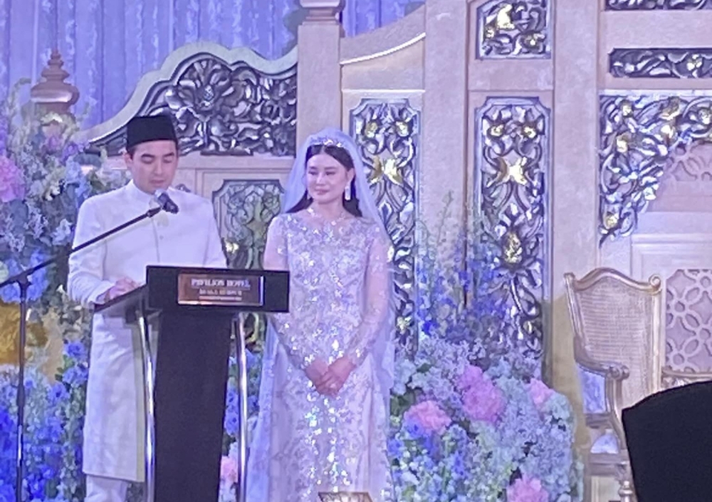 季平（左）遗憾父亲纳吉未能出席见证自己的婚礼，昨晚在台上发言时不禁哽咽落泪。-图取自弗亚面子书-