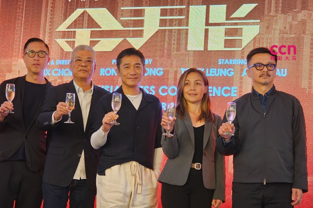 庄文强(左起)、GSC首席运营官Tung Yow Kong、梁朝伟、GSC发行部门负责人Esther Hau以及黄斌一同举杯,预祝《金手指》票房大卖。-杨琇媖摄-