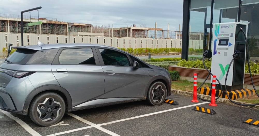 Yinson GreenTech（YGT）已在加央再也星巴克得来速，全新启动ChargEV直流快速充电桩。-图摘自Soya Cincau-