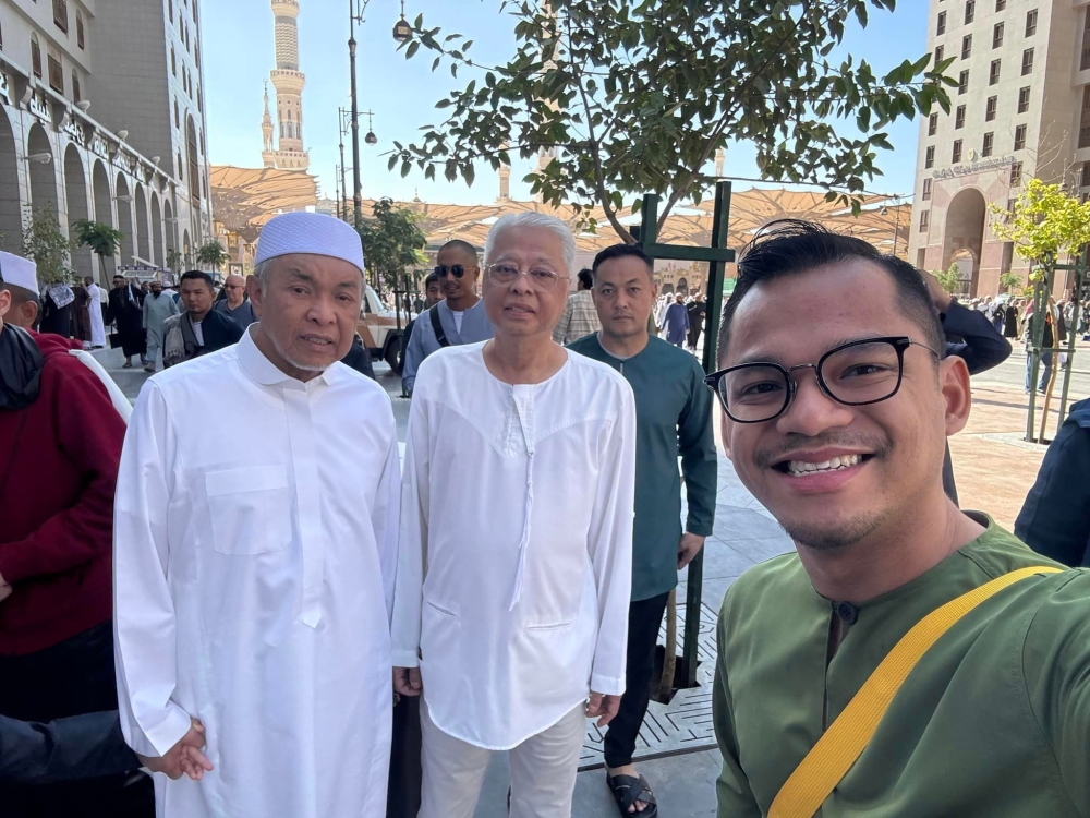 阿菲菲（右）上载了依斯迈（中）与扎希在麦加朝圣的合照。-图取自阿菲菲脸书-