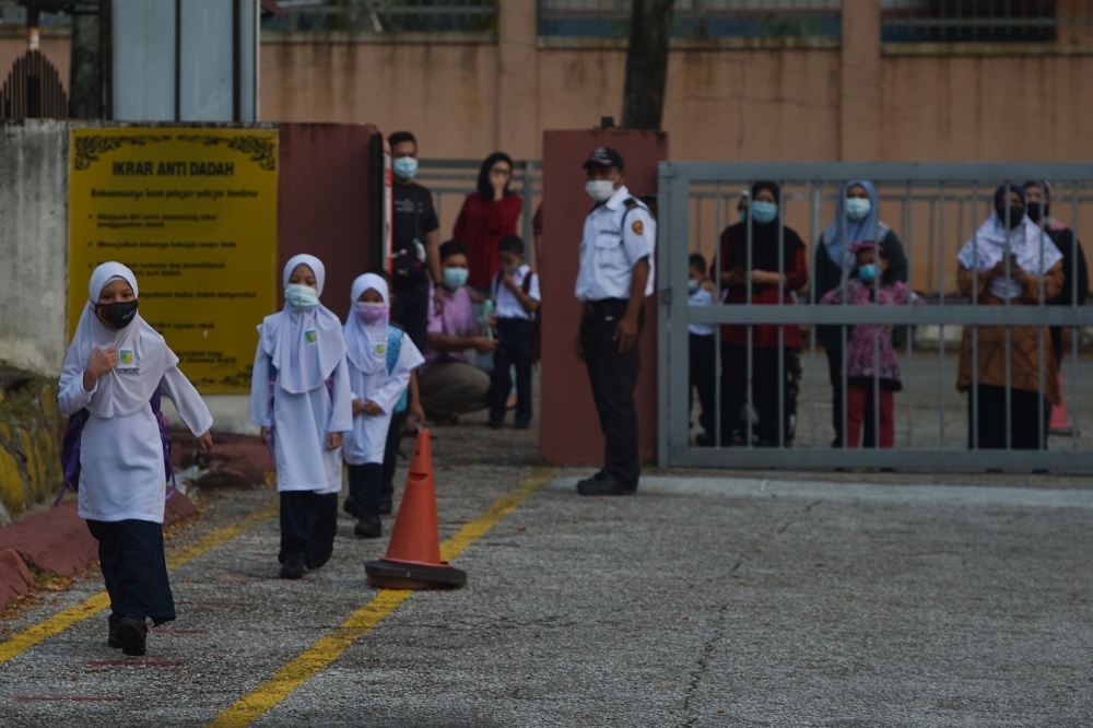 黄家和说，教育部鼓励教师及学生戴口罩，若有症状必须自我检测及照顾自身卫生。-Miera Zulyana摄-