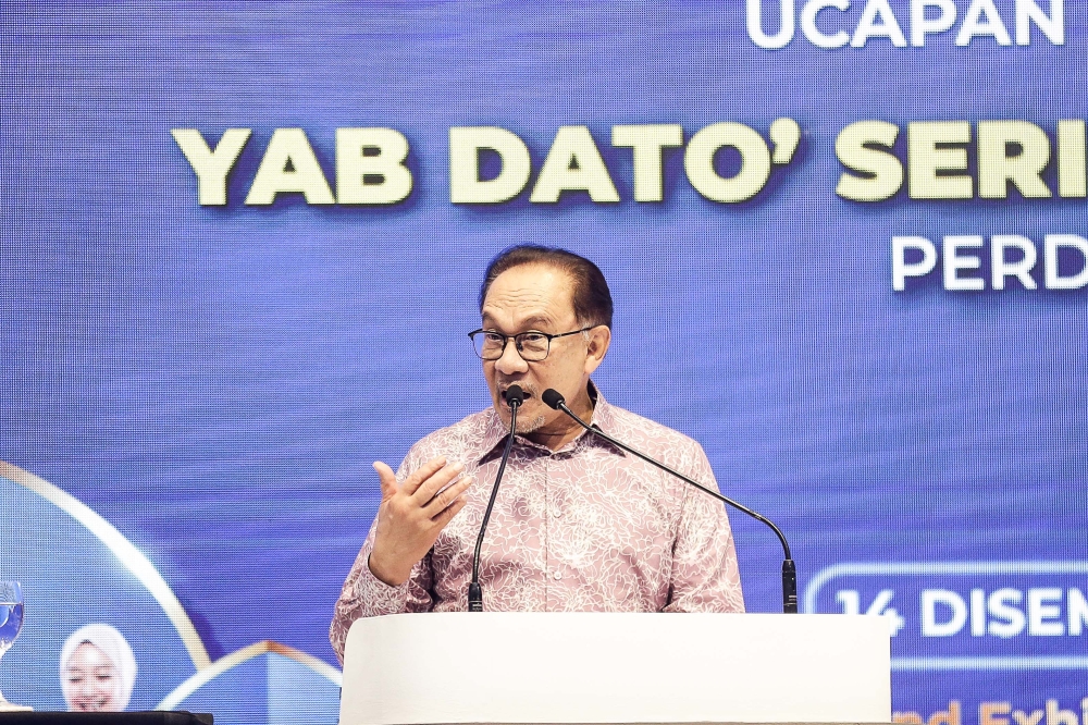 安华将于周二（2日）在布城国际会展中心推介主要数据库（PADU）。-SAYUTI ZAINUDIN摄-