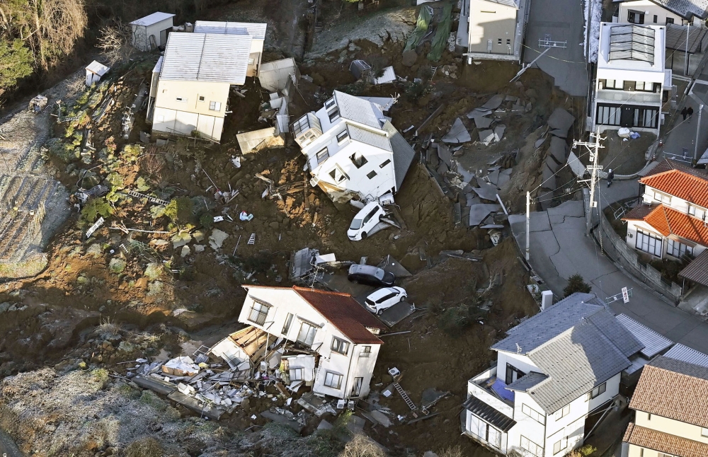 日本石川县能登地区元旦发生7.6级强震，灾区伤亡与损毁情况严重。图示金泽市有不少房屋因地面断裂而倒塌。-共同社-