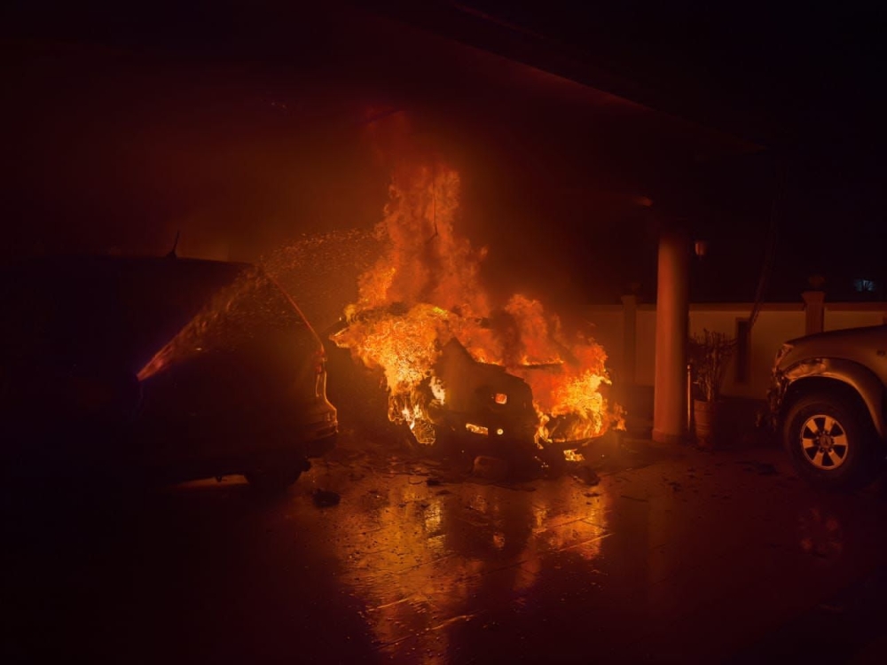 倪可汉位于爱大华的住家周三凌晨发生火灾，消拯人员赶到救火，有3辆轿车被烧毁。-图由消拯局提供-