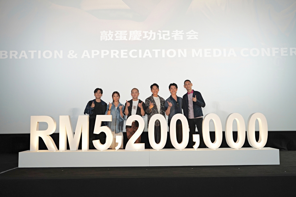 片山凉太（左起）、周雪婷、邓金煌、陈泽耀、吴慷仁和王礼霖一同出席《富都青年》敲蛋庆功记者会。-摩尔娱乐提供-