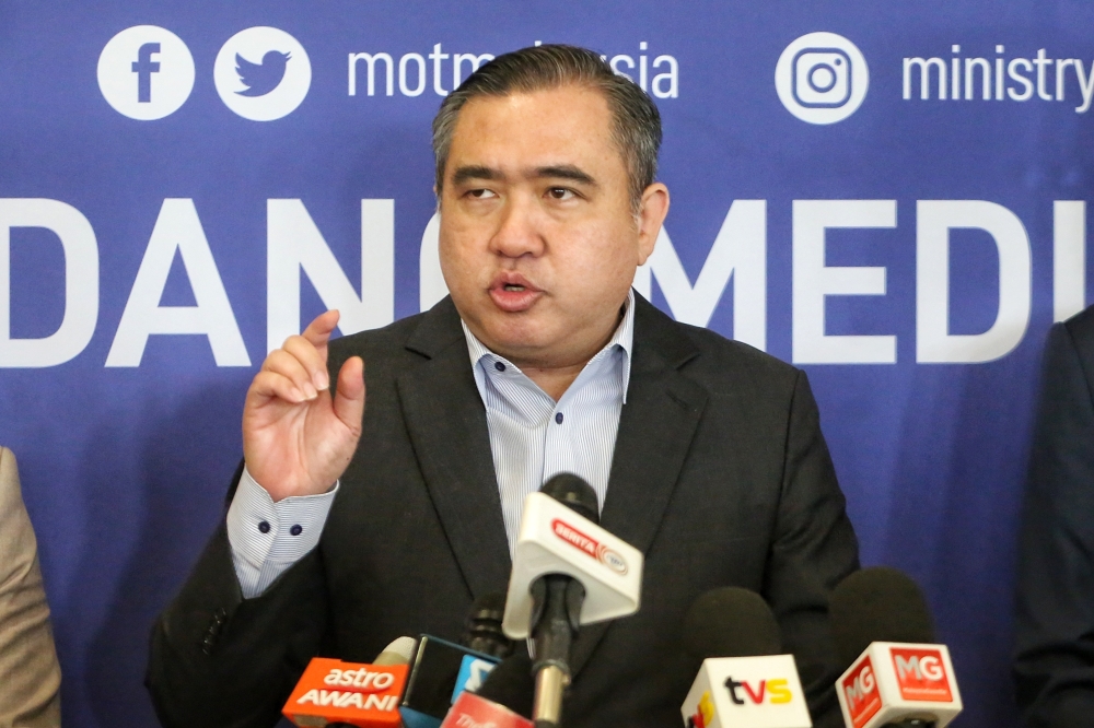 陆兆福说，快捷通巴士将于本月24日和25日，在吉隆坡和槟城提供免费接驳巴士服务。-Choo Choy May摄-