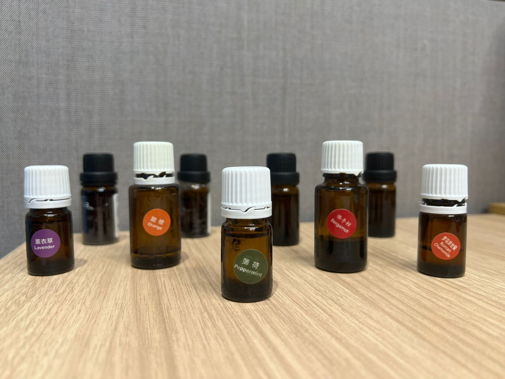 薰衣草精油、佛手柑精油、洋甘菊精油、薄荷精油和甜橙精油都非常适合上班族。-钟惠婷提供-