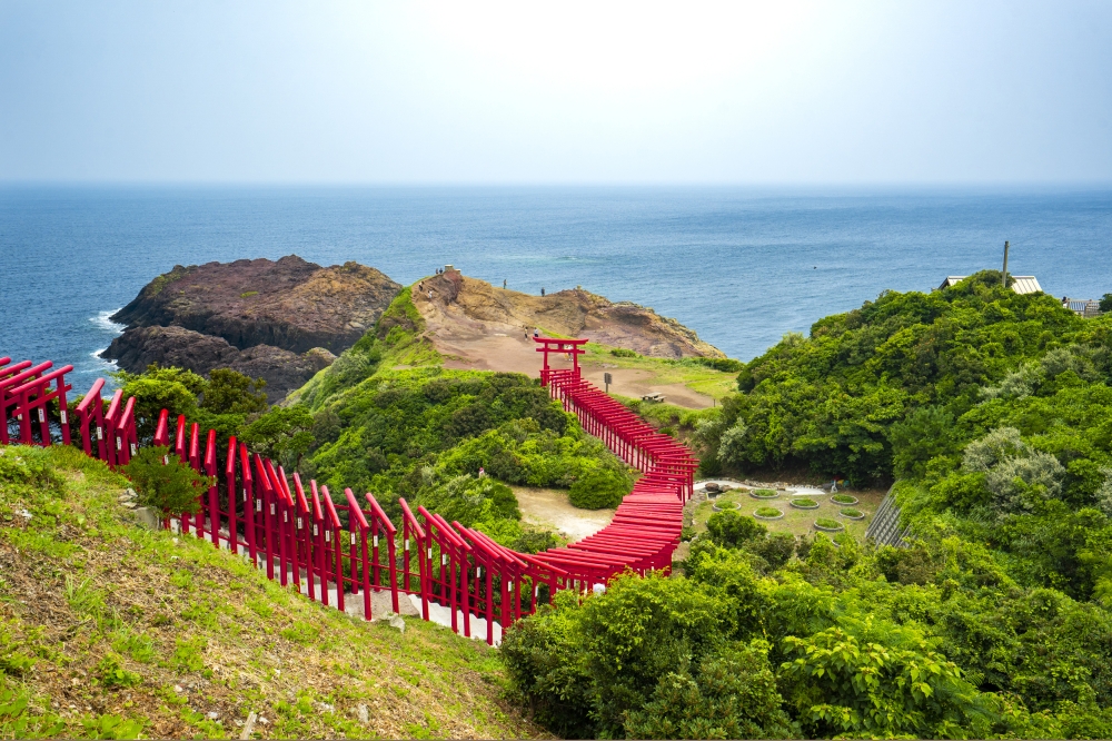 这是长门市的元乃隅神社(Motonosumi Shrine Nagato)-日本国家旅游局提供-