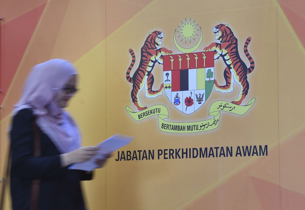 阿克玛指出，若要废除公务员的退休金制度，那应该先废除人民代议士的退休金。-马新社-