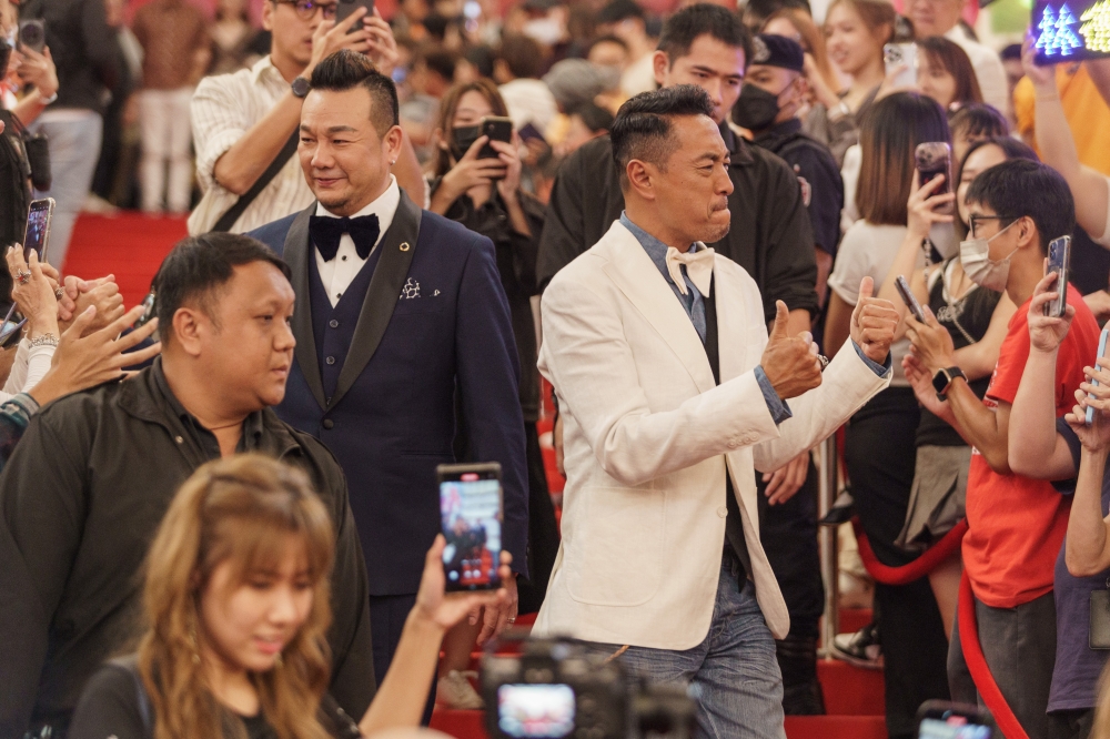 林德荣和姜皓文一起出席红地毯仪式，吸引许多影迷到场支持。-Elepfilm Entertaiment私人有限公司提供-