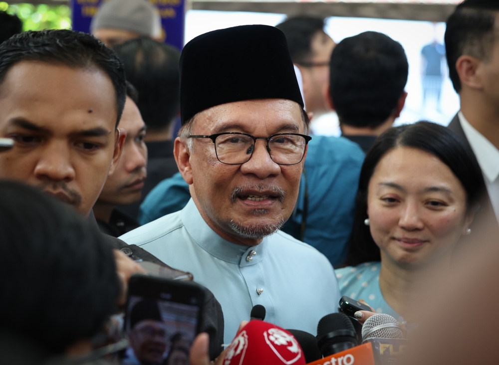 安华说，政府同意拨款500万令吉予大马足总，以期国足能更上一层楼。-马新社-