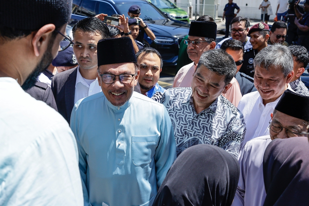 安华指出，政府针对公务员薪酬制度所展开的任何研究，也适用于我国的议员。-马新社-