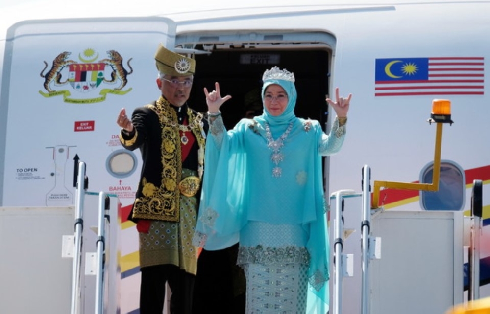 苏丹阿都拉（左）与东姑阿兹莎在乘搭飞机返回彭亨前，向所有前来饯行的子民挥手示意。-马新社-