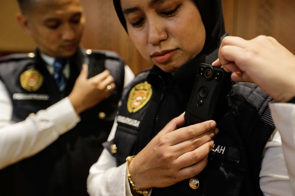 警方将从今年10月开始分批使用随身摄像机。-Sayuti Zainudin摄-