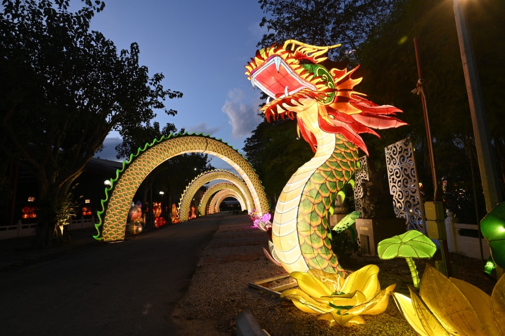 今年的平安灯会的其中一个亮点是288尺的吉祥金龙花灯。-摘自佛光山东禅寺的脸书-