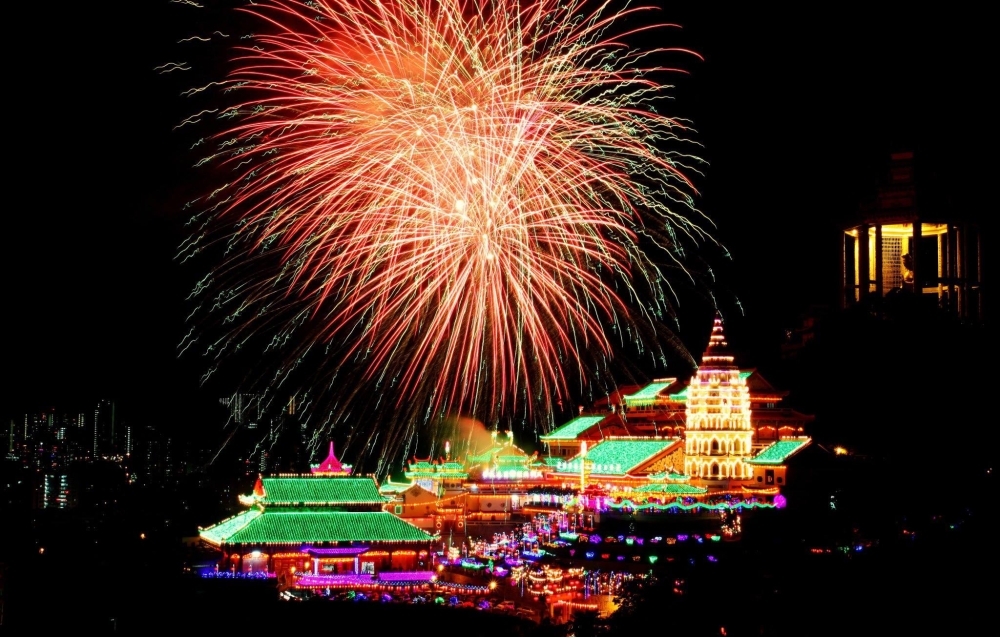 许多居住在槟城的民众和游客，会在农历新年期间到极乐寺祈求神明保平安、观赏超过2万盏璀璨灯光，以及拍照打卡。-摘自槟城鹤山极乐寺的脸书-