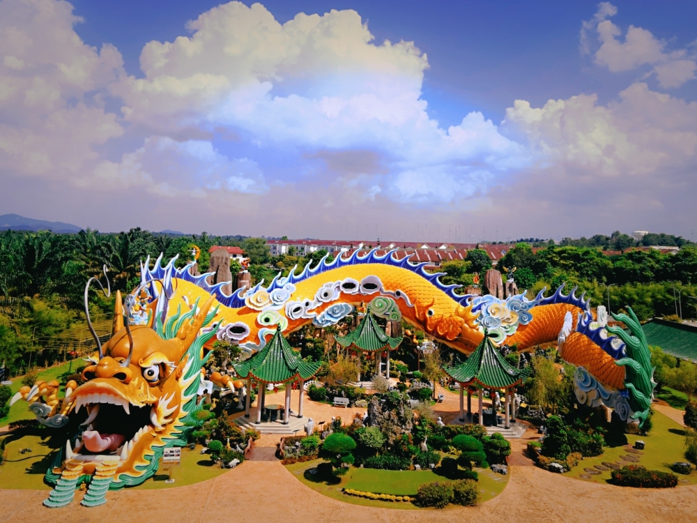 位于柔佛永平的永平德教会紫安阁“文明苑”内有一尾神态威猛、蟠蜿起伏、拔地高耸的“转运祥龙”。-摘自永平德教会紫安阁的脸书-