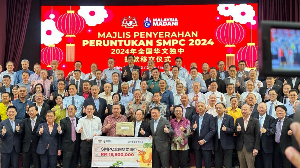 陆兆福（前排左5）移交模拟支票时，与全国华文独中的代表合影。-张晓真摄-