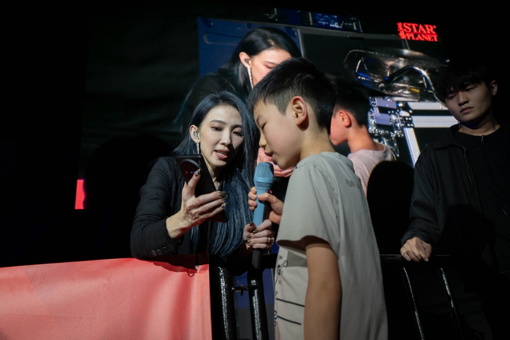 戴佩妮在与小朋友的合唱中,她称小朋友很帅。-星艺娱乐提供-