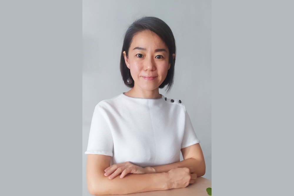 林瑞微表示，经常熬夜会影响皮肤的水分平衡，使得皮肤变得干燥缺水，从而导致皮肤变得暗沉、粗糙、容易产生细纹等问题。-摘自freepik-