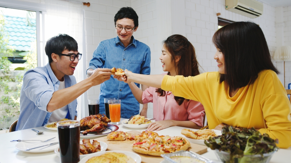 大多数人在新年期间,通常会过量摄入高脂肪食物。-摘自freepik-